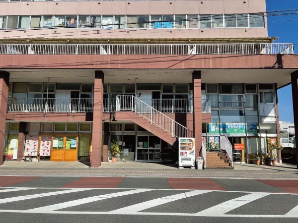 Michi株式会社の事務所が入る江平ビルの外観と正面の階段