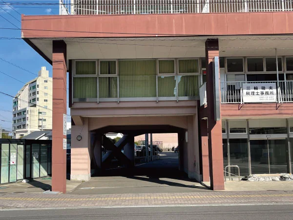 江平ビルを正面から見た左側にある、建物下の駐車場入口